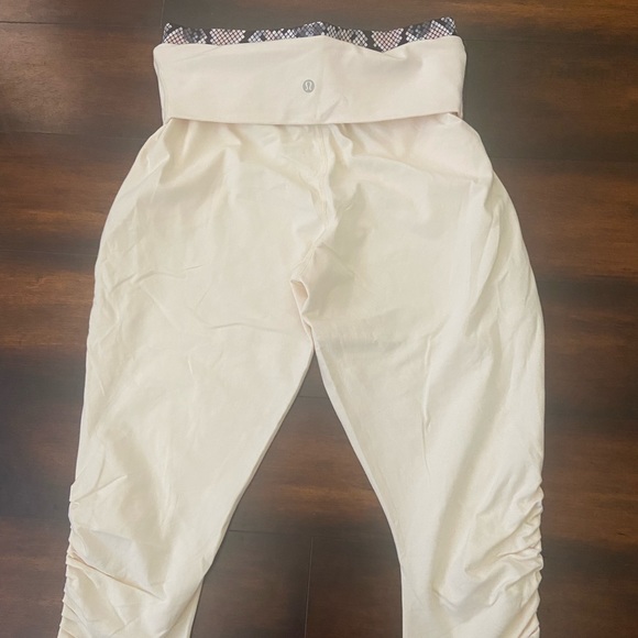 Lululemon Sunset Salutation Crop Angel Wing / Ziggy Snake Butter Pink Black - Picture 11 of 13